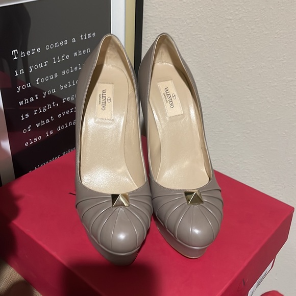 Valentino Garavani beige leather platform stilettos. SZ: 39 1/2 - Picture 2 of 10